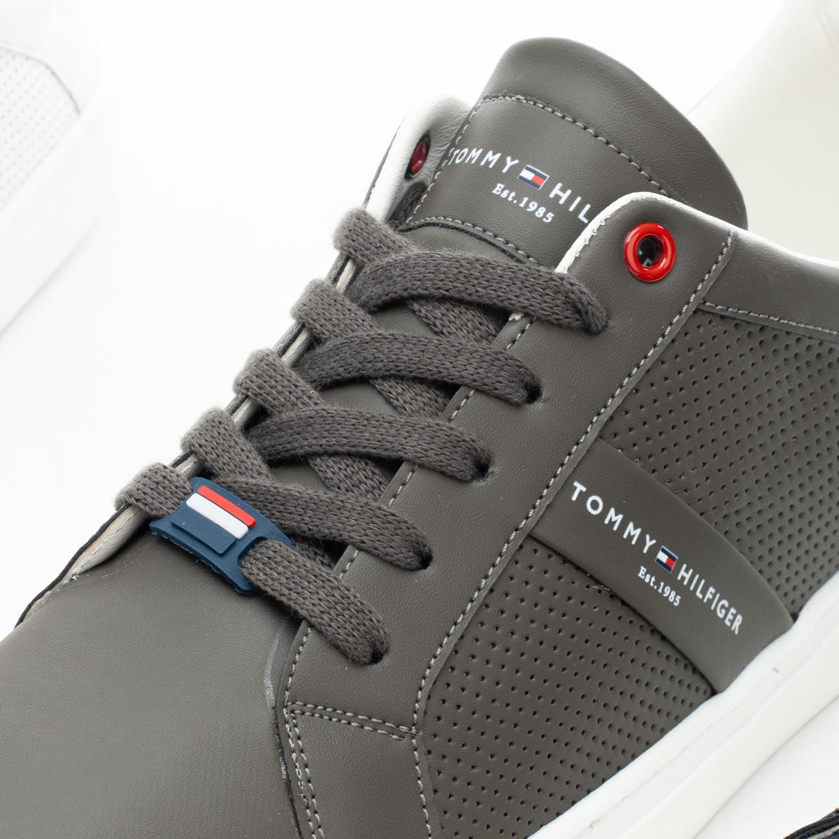 TO Sneakers V25
